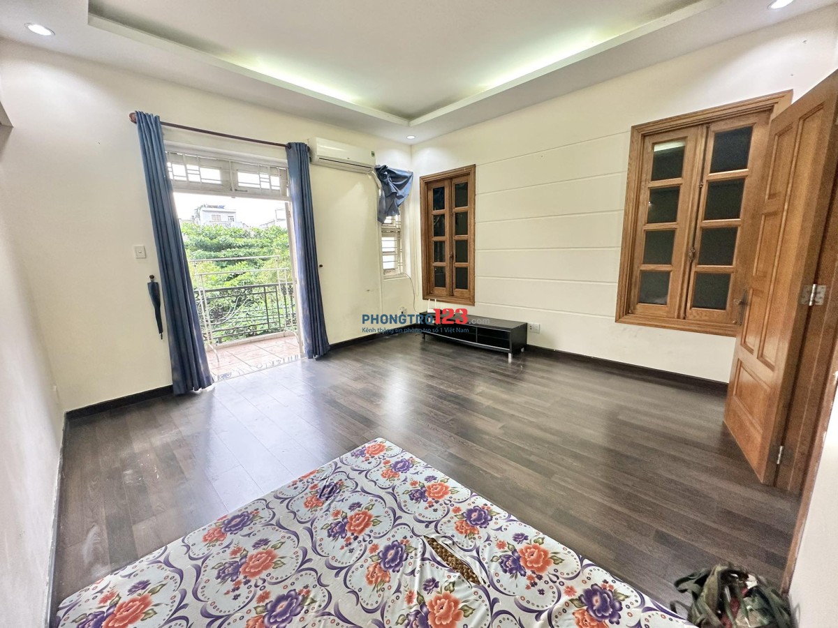 Phòng bancon rộng tới 65m2 có phòng khách,bếp,wc riêng có 102 tại 116/50 Dương Quảng Hàm p5 Gò Vấp