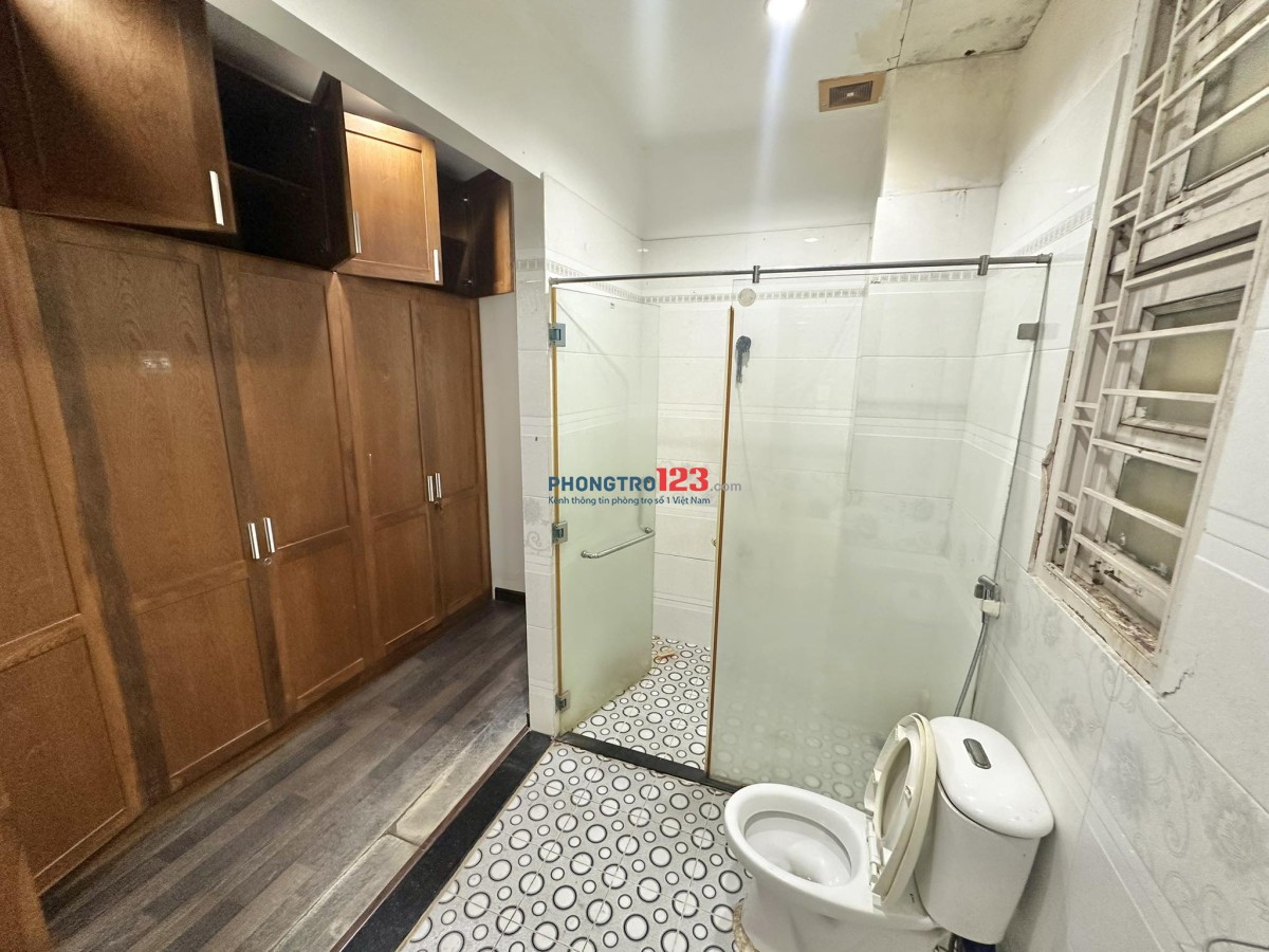 Phòng bancon rộng tới 65m2 có phòng khách,bếp,wc riêng có 102 tại 116/50 Dương Quảng Hàm p5 Gò Vấp