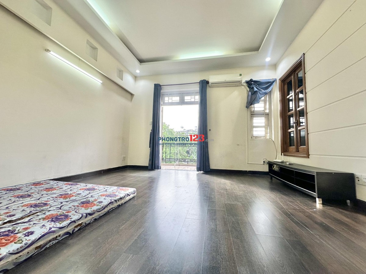 Phòng bancon rộng tới 65m2 có phòng khách,bếp,wc riêng có 102 tại 116/50 Dương Quảng Hàm p5 Gò Vấp