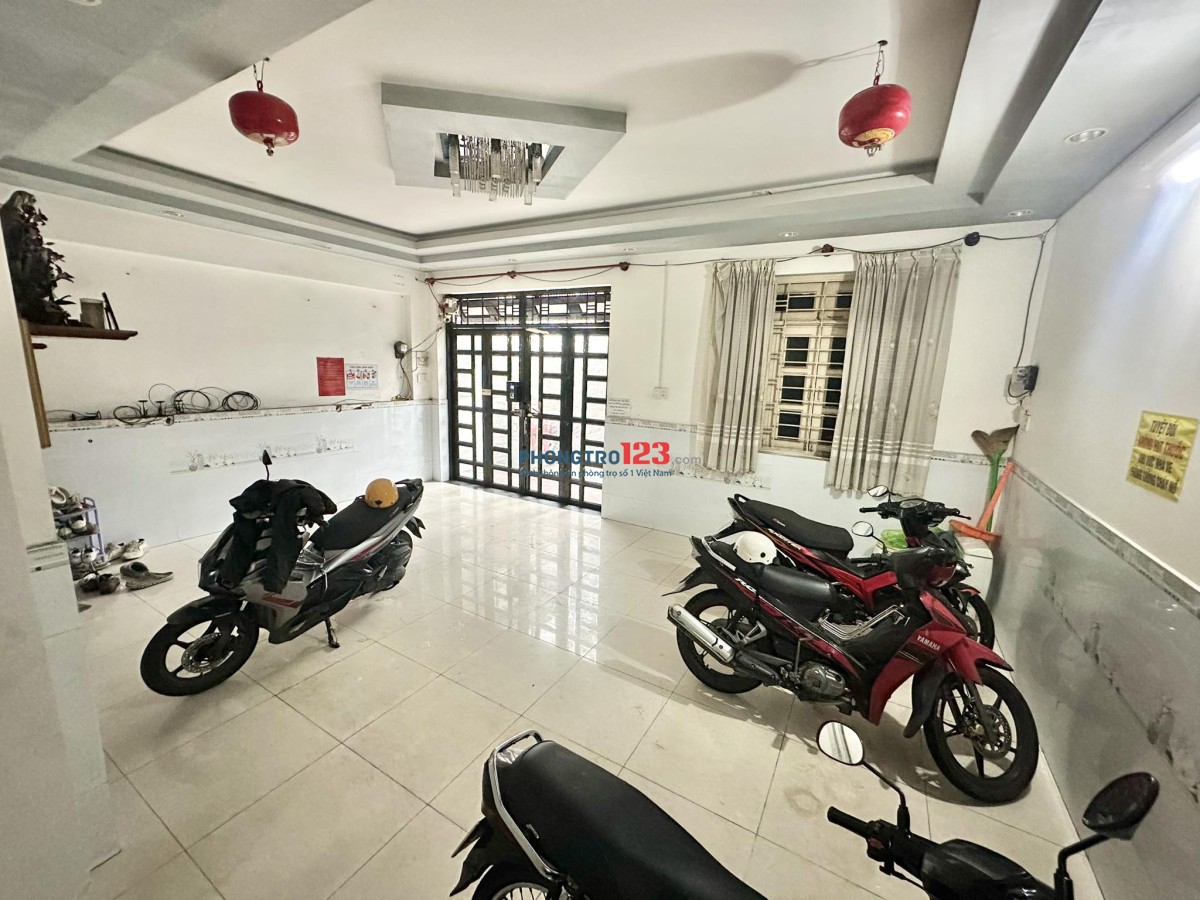 Phòng bancon rộng tới 65m2 có phòng khách,bếp,wc riêng có 102 tại 116/50 Dương Quảng Hàm p5 Gò Vấp