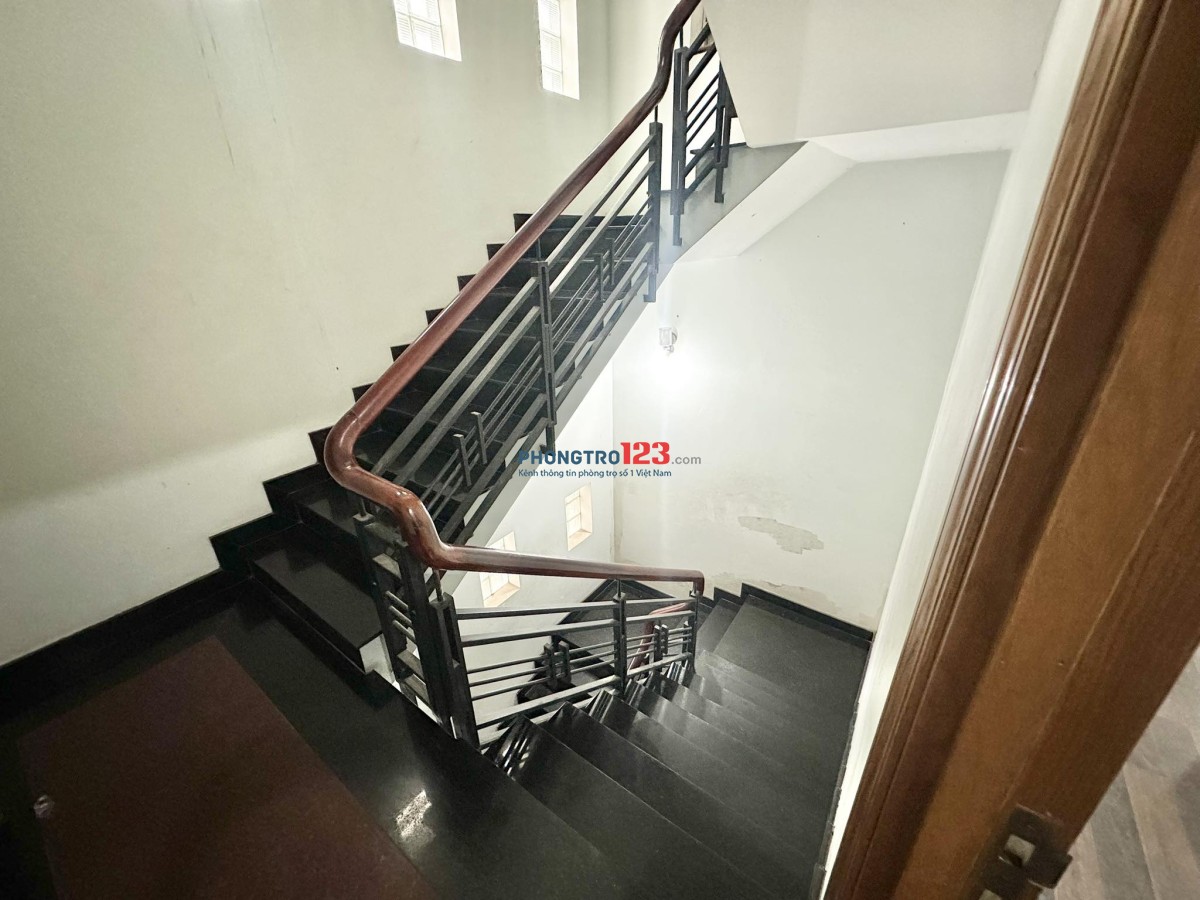 Phòng bancon rộng tới 65m2 có phòng khách,bếp,wc riêng có 102 tại 116/50 Dương Quảng Hàm p5 Gò Vấp