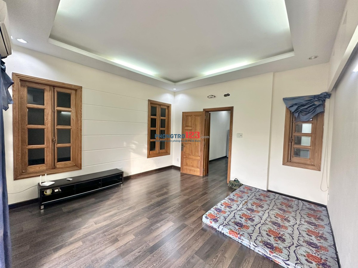 Phòng bancon rộng tới 65m2 có phòng khách,bếp,wc riêng có 102 tại 116/50 Dương Quảng Hàm p5 Gò Vấp