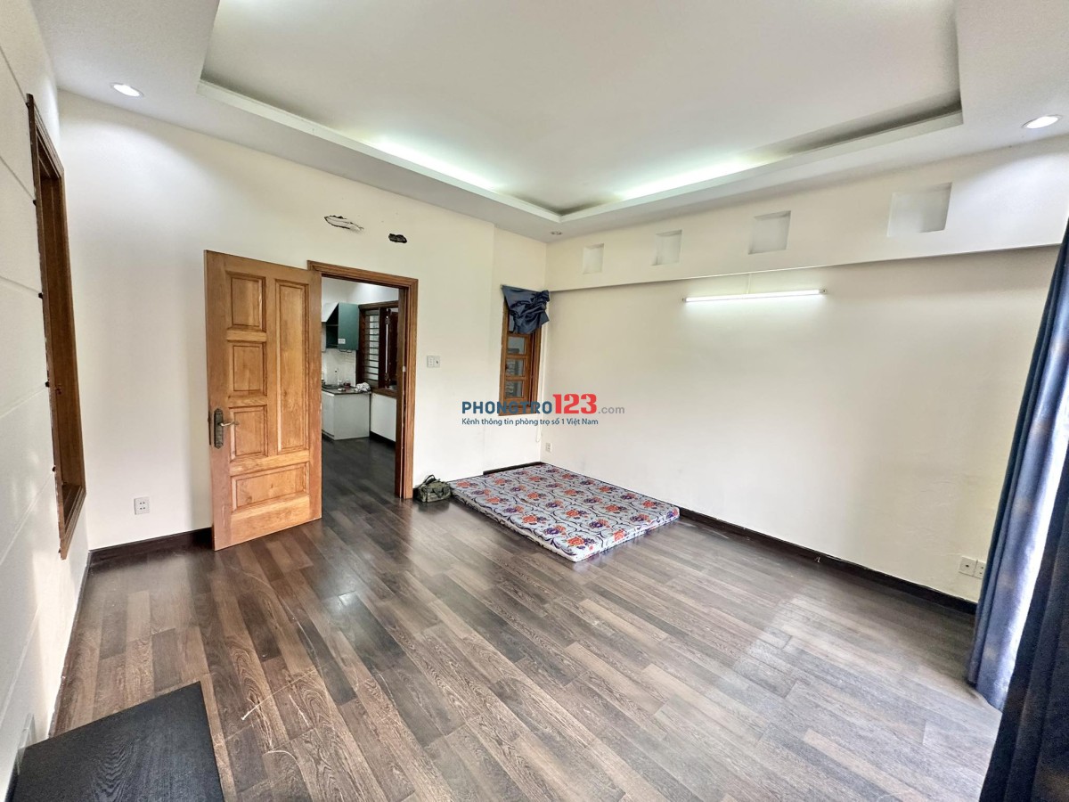 Phòng bancon rộng tới 65m2 có phòng khách,bếp,wc riêng có 102 tại 116/50 Dương Quảng Hàm p5 Gò Vấp