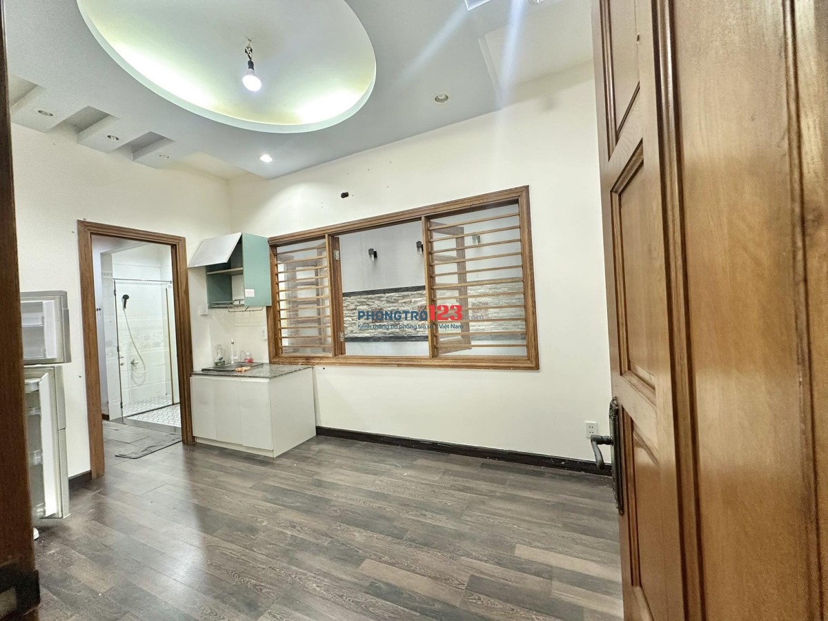 Phòng bancon rộng tới 65m2 có phòng khách,bếp,wc riêng có 102 tại 116/50 Dương Quảng Hàm p5 Gò Vấp