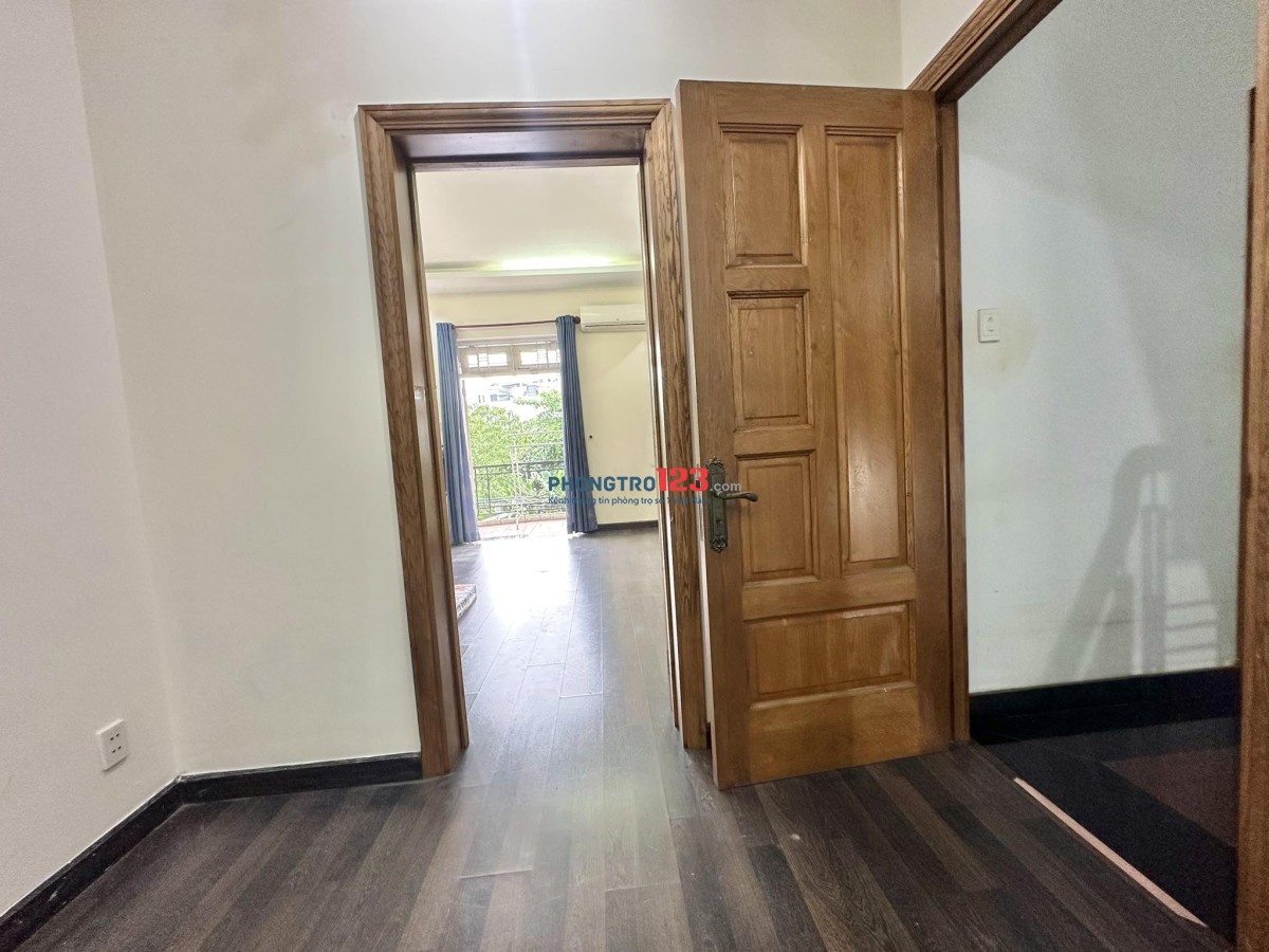 Phòng bancon rộng tới 65m2 có phòng khách,bếp,wc riêng có 102 tại 116/50 Dương Quảng Hàm p5 Gò Vấp