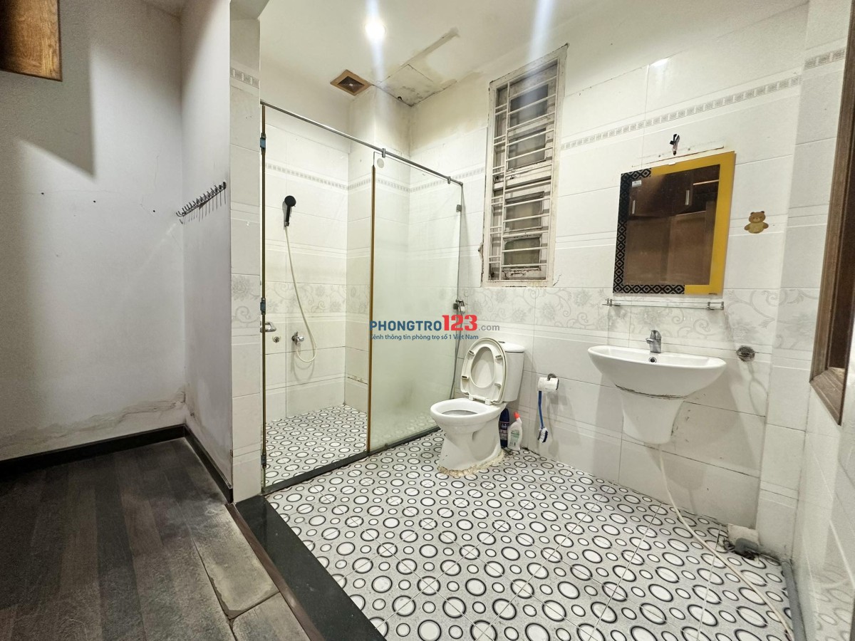 Phòng bancon rộng tới 65m2 có phòng khách,bếp,wc riêng có 102 tại 116/50 Dương Quảng Hàm p5 Gò Vấp