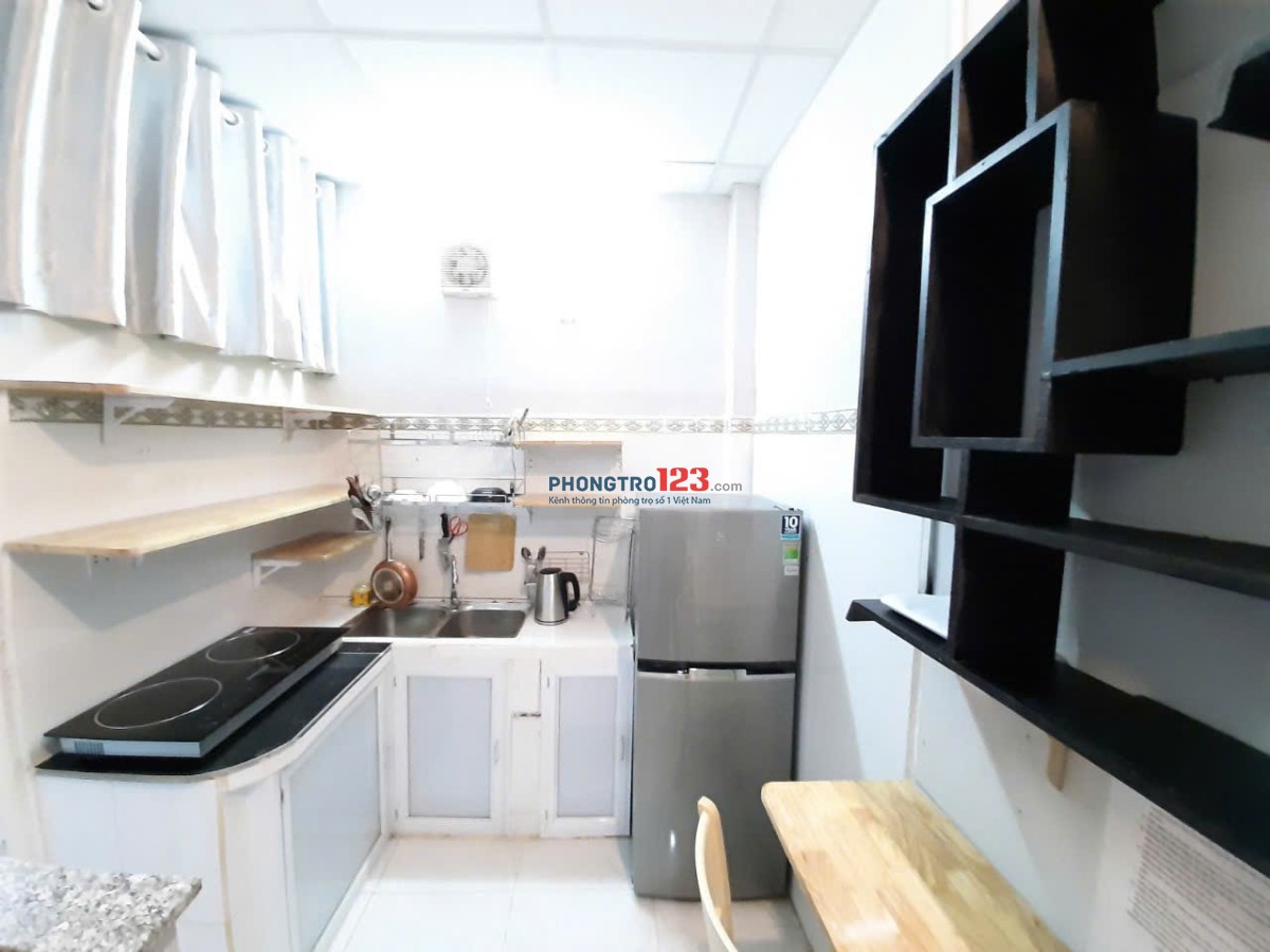 Phòng riêng 2 người, gần HUTECH ngã tư hàng xanh. Phòng riêng có máy lạnh inverter giá 2 tr/phòng.