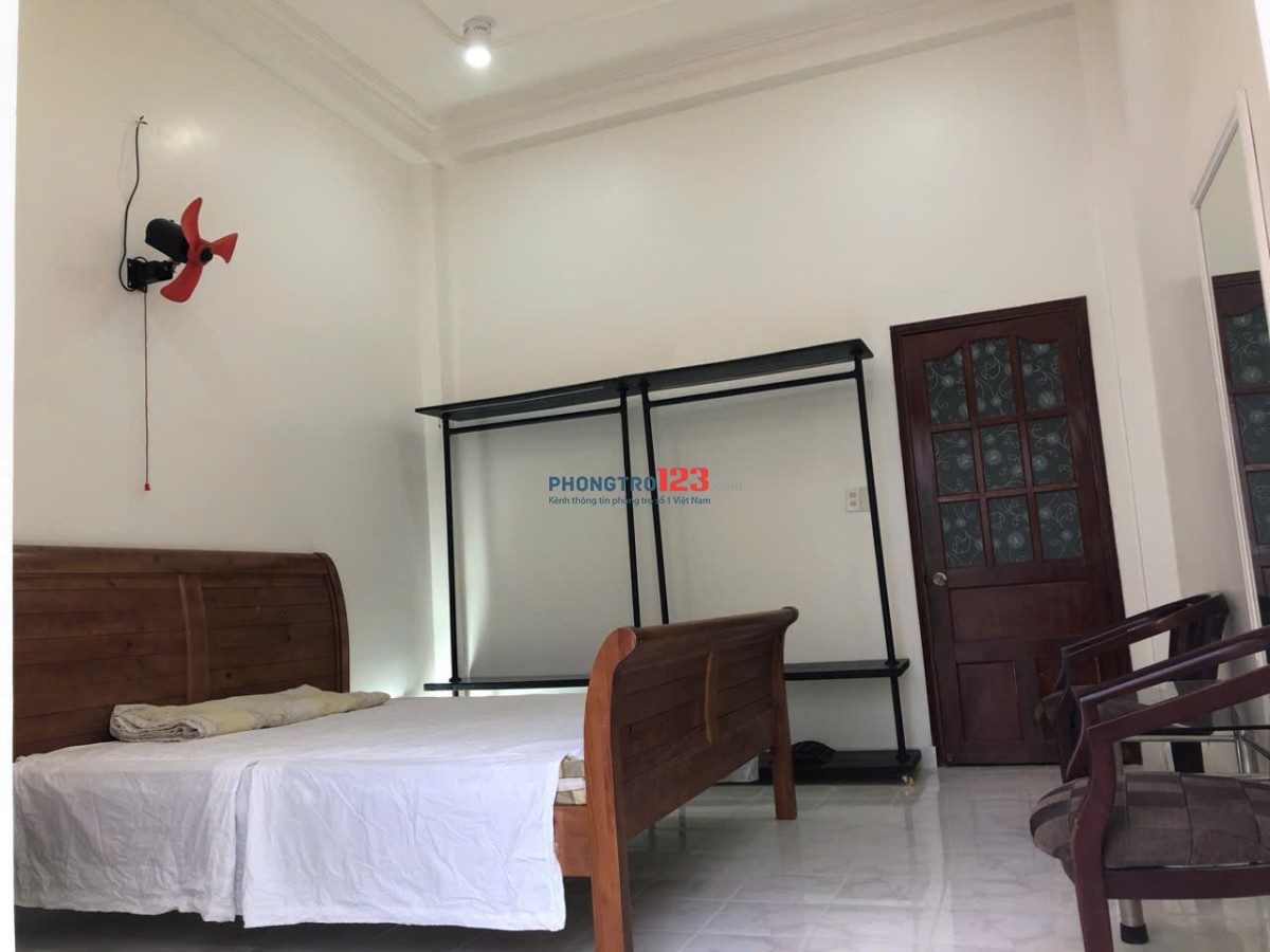 Phòng mới xây, trước cửa là công viên,cách Đường Trường Chinh 60m,có chỗ để xe hơi