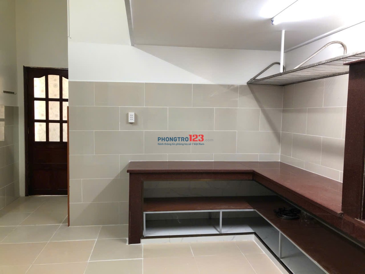 Phòng mới xây, trước cửa là công viên,cách Đường Trường Chinh 60m,có chỗ để xe hơi