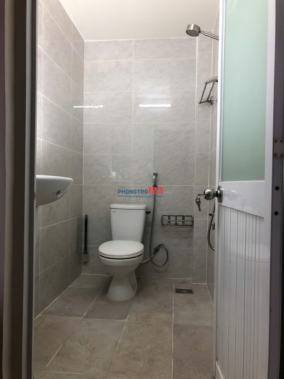 Phòng mới xây, trước cửa là công viên,cách Đường Trường Chinh 60m,có chỗ để xe hơi