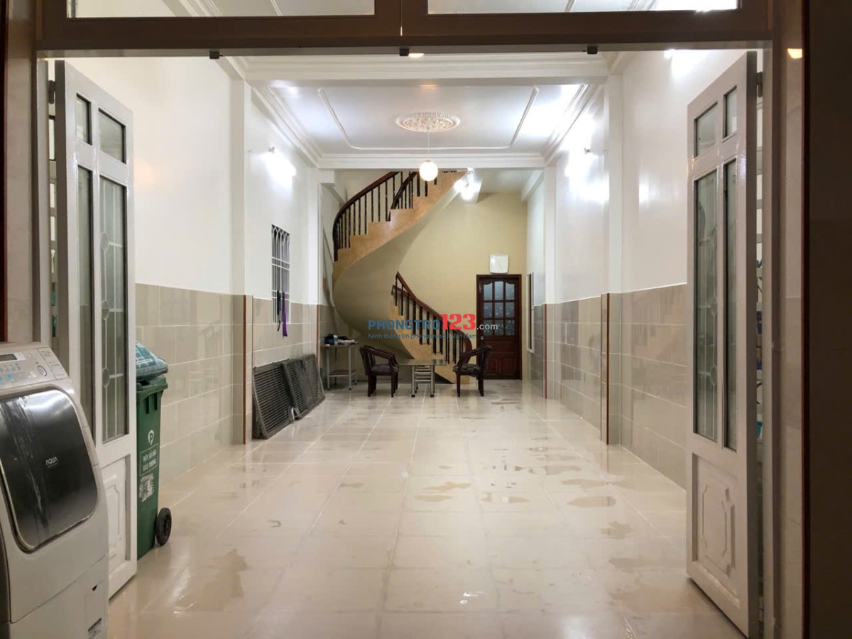 Phòng mới xây, trước cửa là công viên,cách Đường Trường Chinh 60m,có chỗ để xe hơi