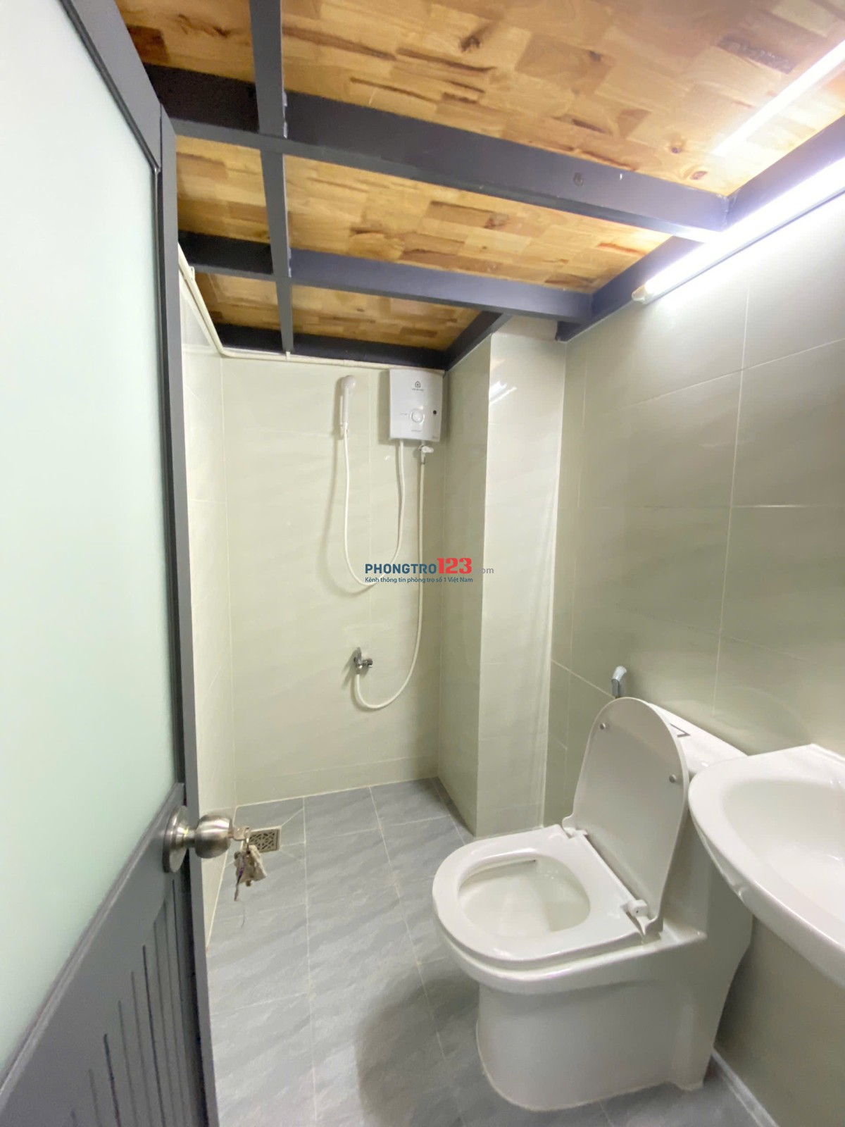 CHO THUÊ PHÒNG CÓ GÁC GẦN CỔNG SAU ETOWN CỘNG HOÀ KHU K300