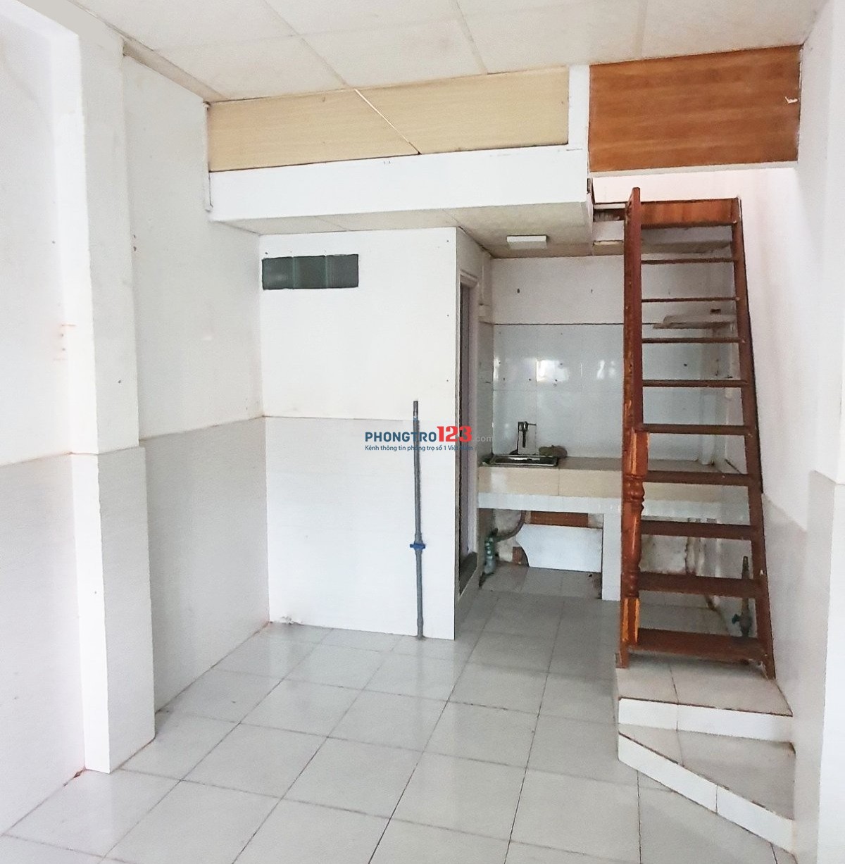 Cho thuê nhà mặt tiền nhỏ giá rẻ tiện kinh doanh, Quận 3