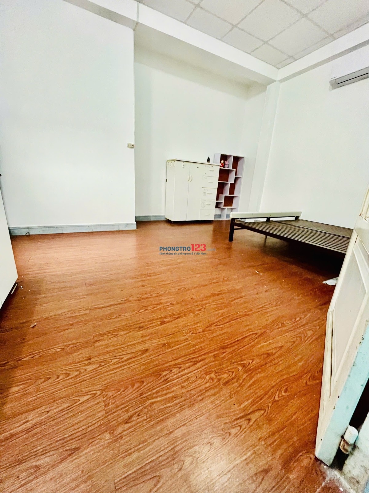 Phòng máy lạnh, cửa sổ trời rộng 25m2