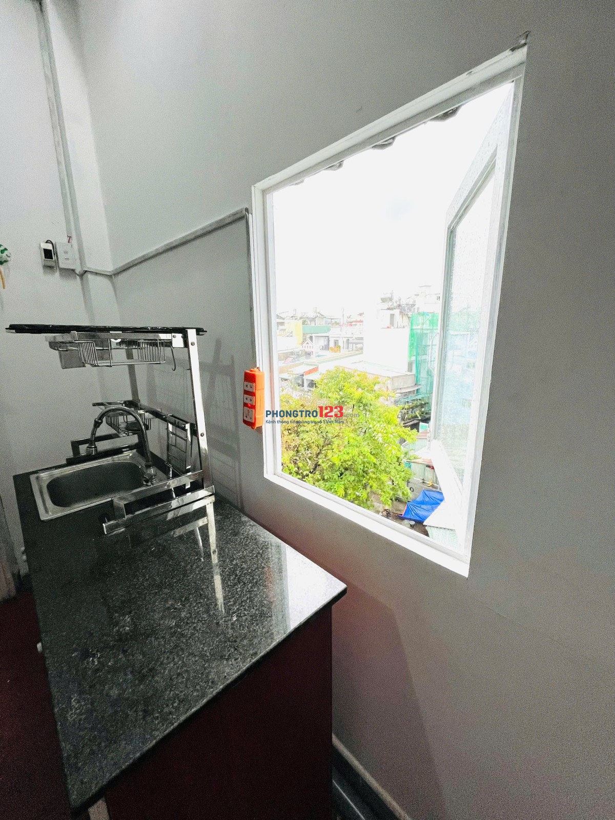 Phòng máy lạnh, cửa sổ trời rộng 25m2