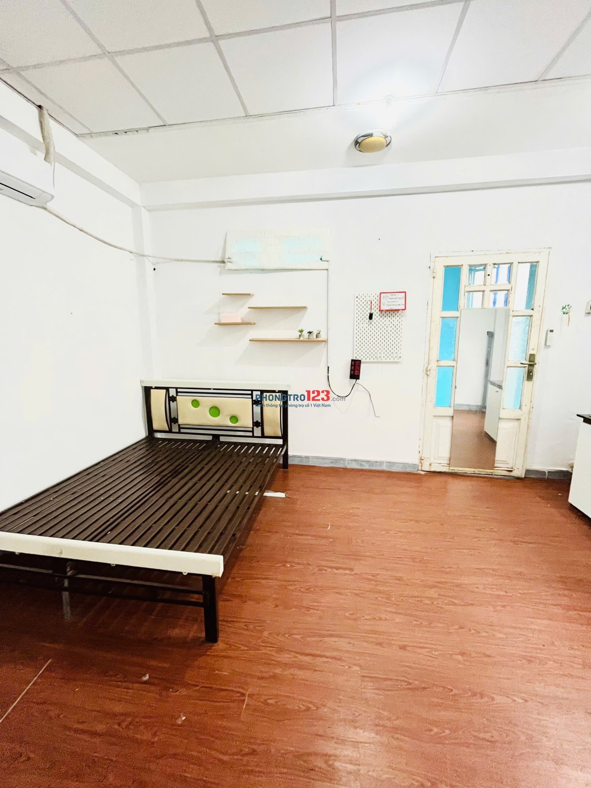 Phòng máy lạnh, cửa sổ trời rộng 25m2