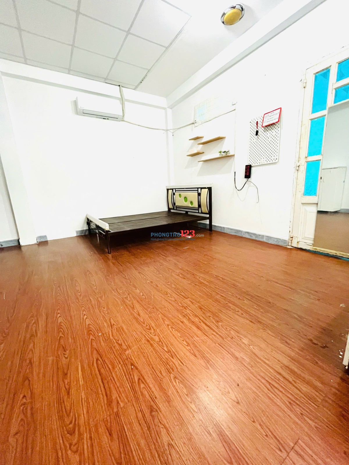 Phòng máy lạnh, cửa sổ trời rộng 25m2