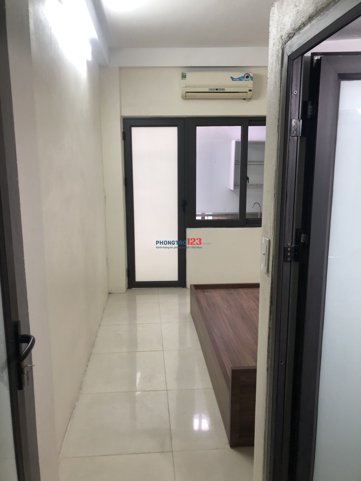 Có 2 phòng khép kín ko dùng.thang máy tối đa 2 người. Rộng khoảng 15m2. Nhà wc riêng. Điện 3k2/ Số.