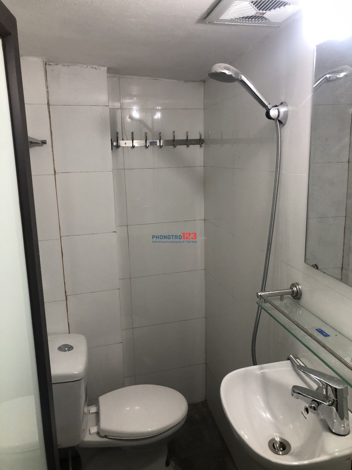 Có 2 phòng khép kín ko dùng.thang máy tối đa 2 người. Rộng khoảng 15m2. Nhà wc riêng. Điện 3k2/ Số.
