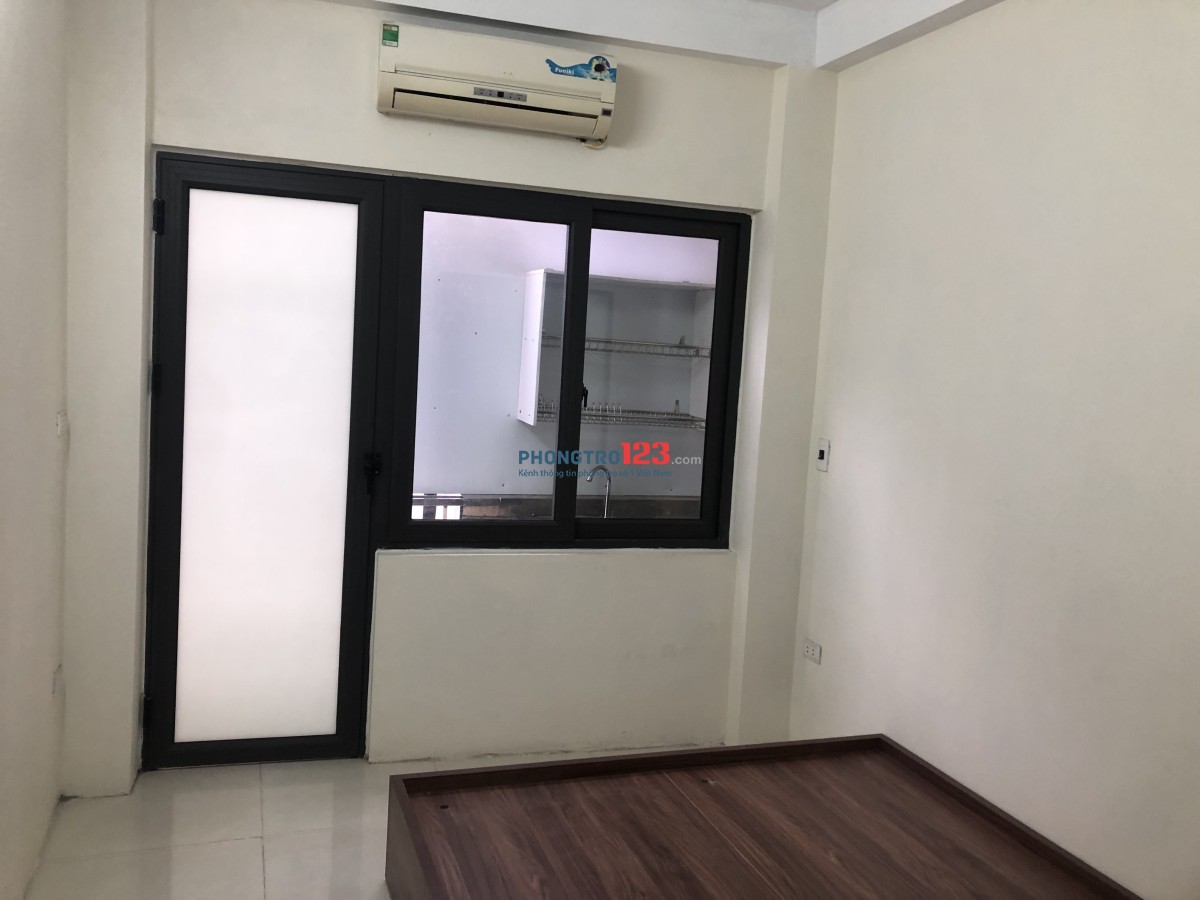 Có 2 phòng khép kín ko dùng.thang máy tối đa 2 người. Rộng khoảng 15m2. Nhà wc riêng. Điện 3k2/ Số.