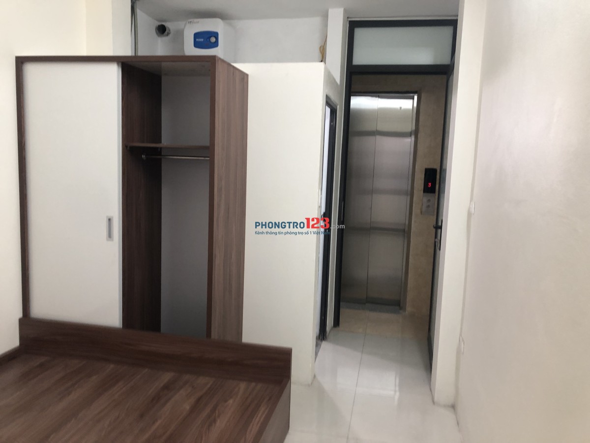 Có 2 phòng khép kín ko dùng.thang máy tối đa 2 người. Rộng khoảng 15m2. Nhà wc riêng. Điện 3k2/ Số.