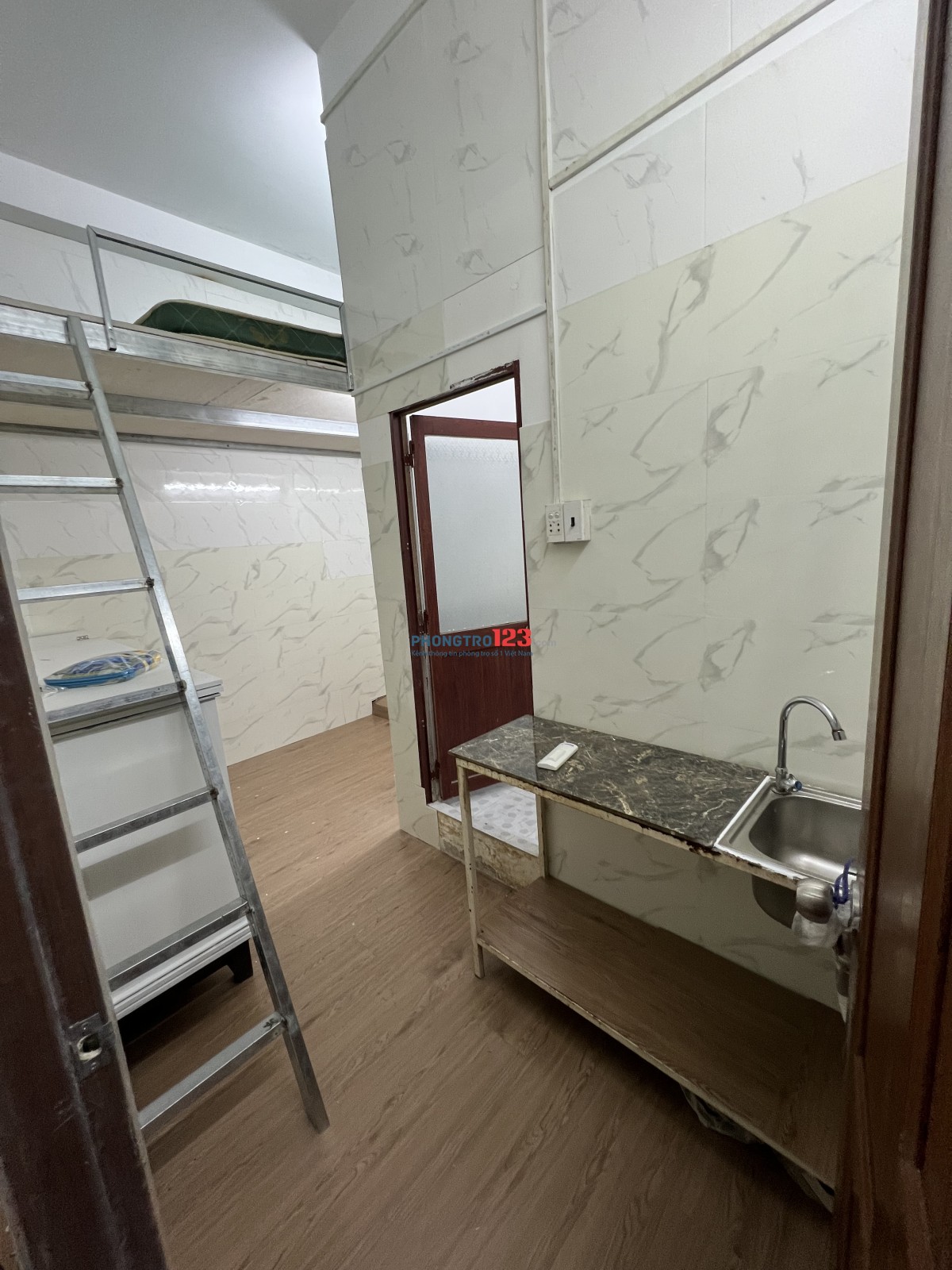Phòng 15m2 có gác 3tr5. Phòng 48m8 ban công lớn full nội thất 5tr8 giá rẻ quận 1
