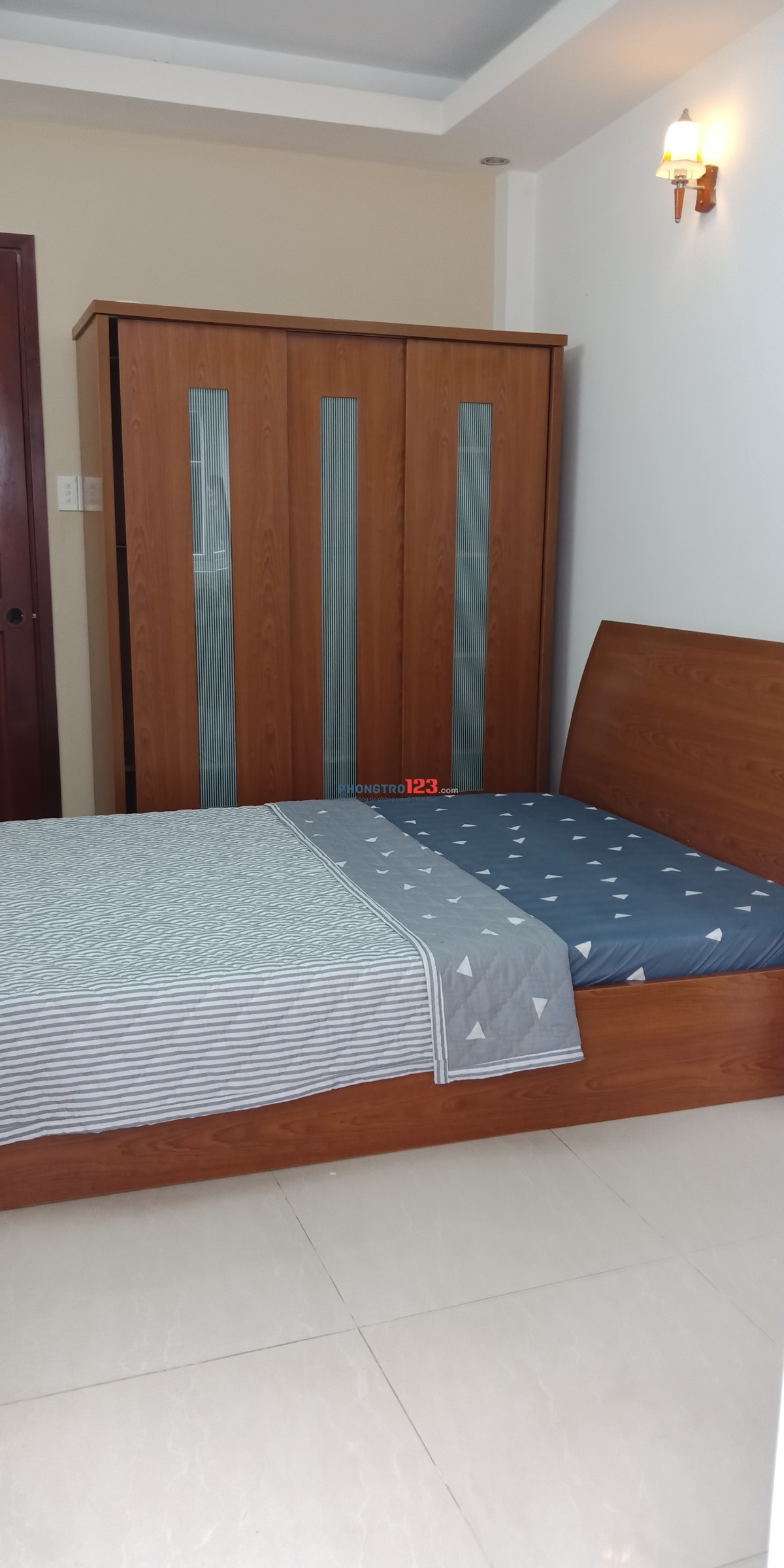 Phòng bancol lầu 1 quận 3 đẳng cấp,thoáng mát, đủ đồ đạc, giá rẻ.