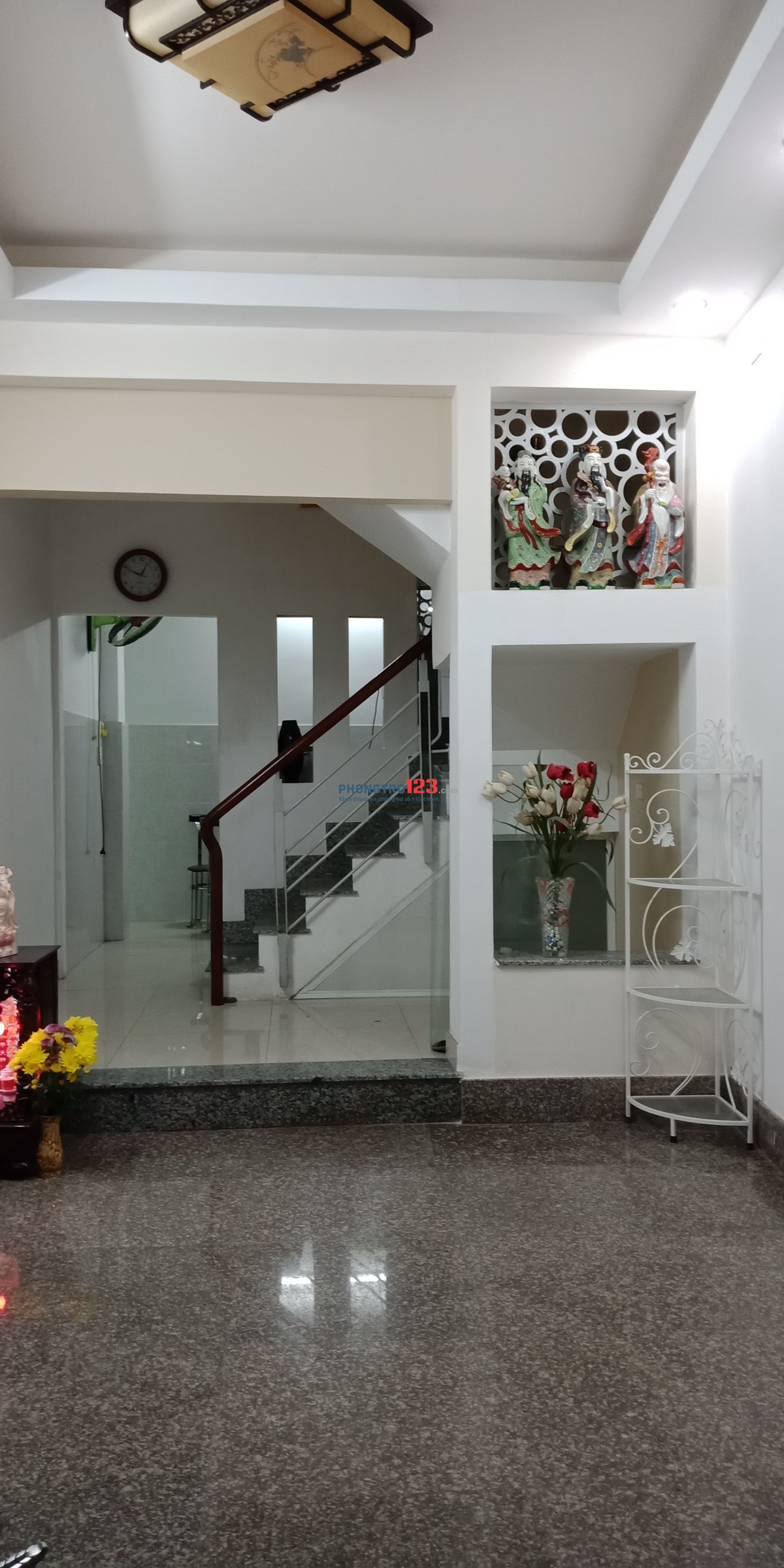 Phòng bancol lầu 1 quận 3 đẳng cấp,thoáng mát, đủ đồ đạc, giá rẻ.
