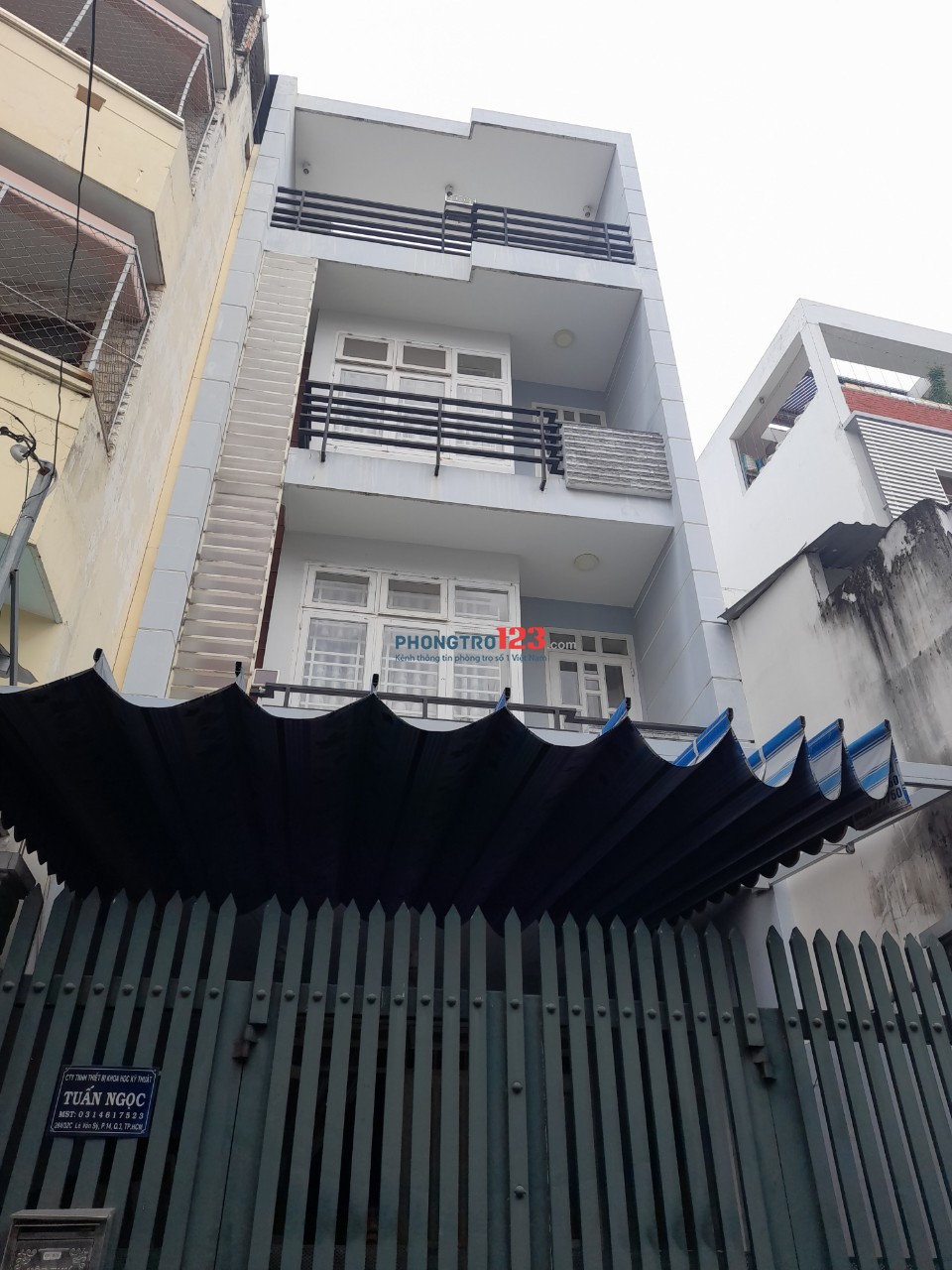 Phòng bancol lầu 1 quận 3 đẳng cấp,thoáng mát, đủ đồ đạc, giá rẻ.