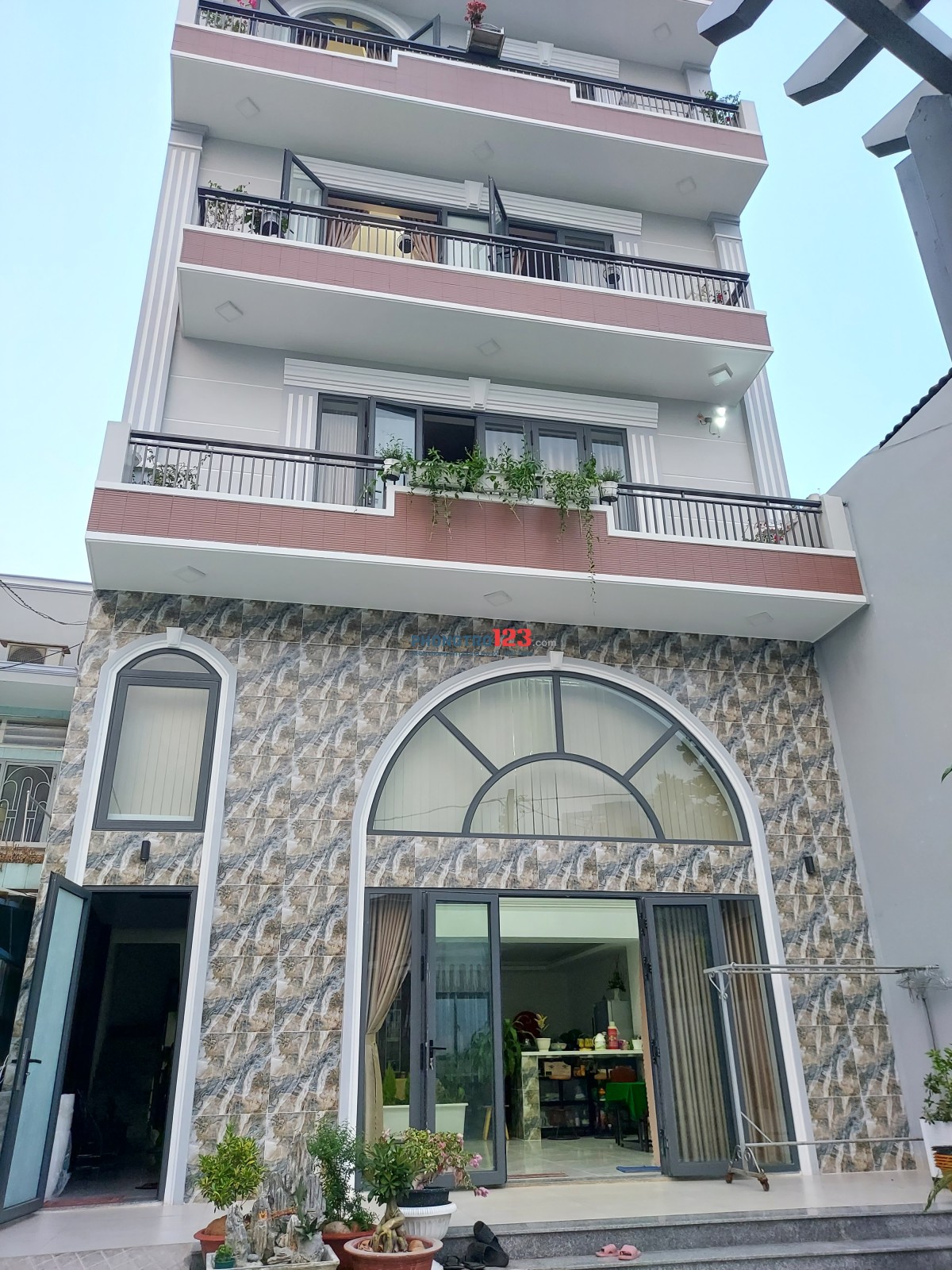 Cho thuê mặt bằng tầng trệt và tầng 2 tiện mở văn phòng hoặc lớp học, họp nhóm gần trường học