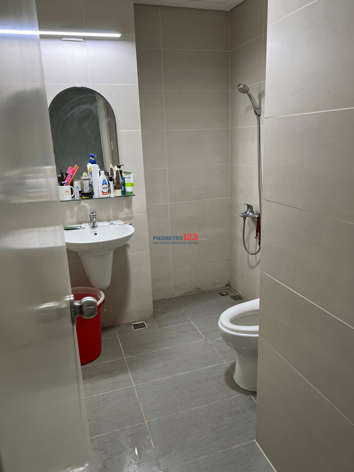 Tim bạn ở ghép trong phòng ngủ tại Luxcity