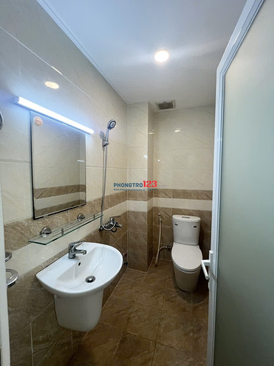 Phòng trọ Bình Thạnh có ban công 30m2 cho thuê gần Đặng Thuỳ Trâm, ĐH Văn Lang đường Bình Lợi