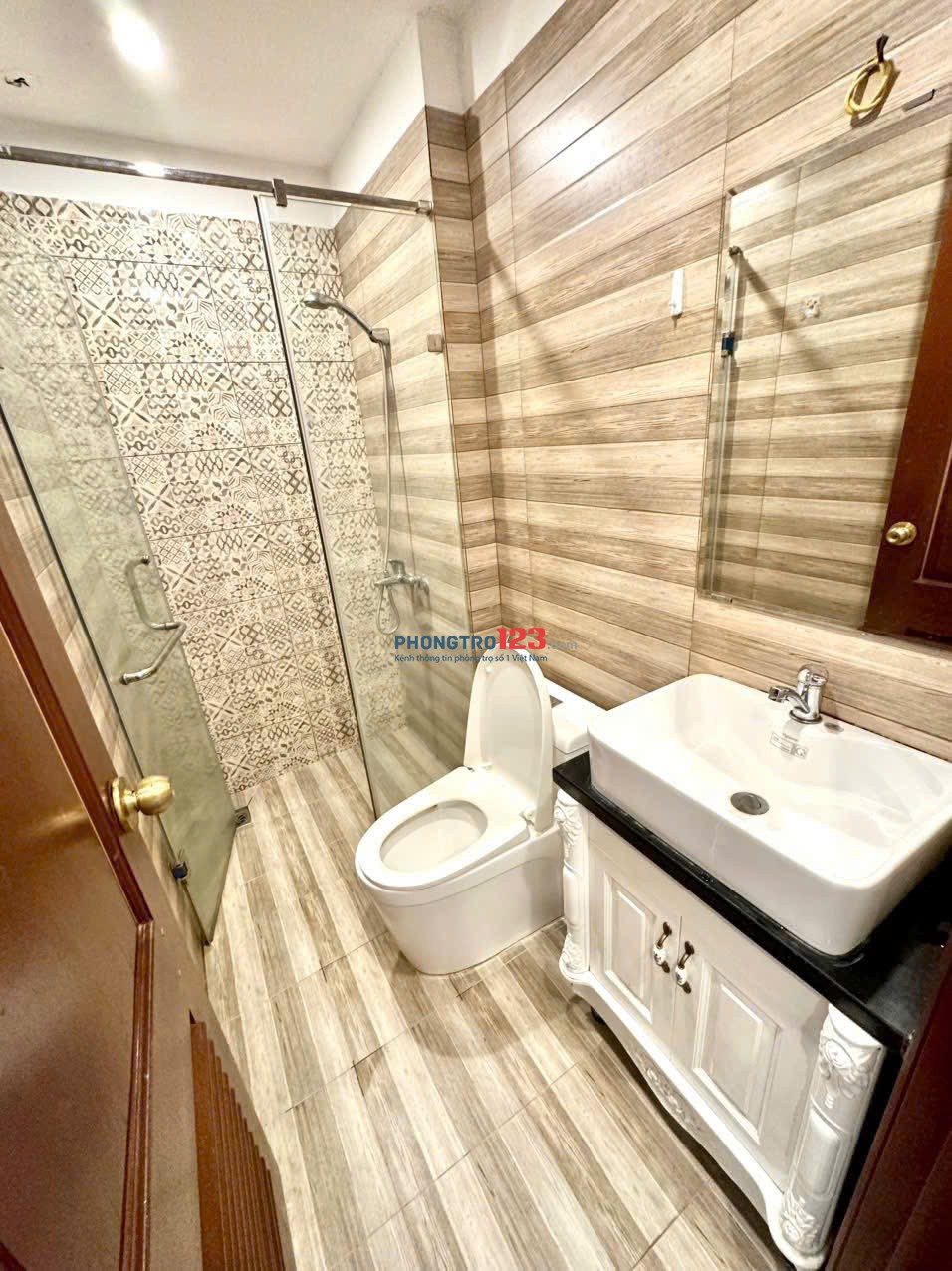 CHung cư Sky Center, 102 Phổ Quang, TB: Officetel, 48m2, 1pn, 11tr/th