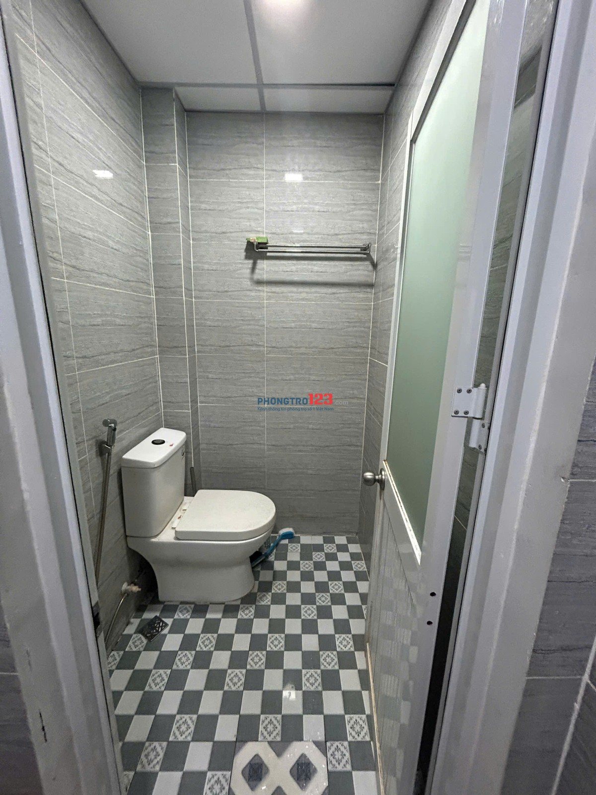 CẦN TÌM NAM Ở GHÉP. PHÒNG 55M2 ĐỦ NỘI THẤT, NGAY CẦU CHỮ Y.