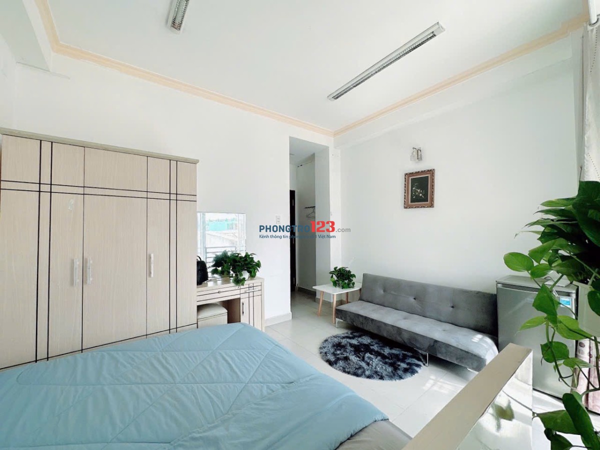 Phòng cho thuê Bình Thạnh, gần Chợ Bà Chiểu, Ban công, Tách Bếp, giá siêu rẻ