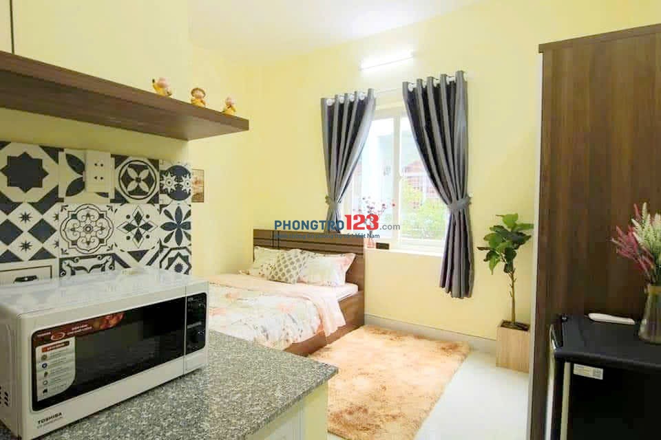 Phòng thang máy, cửa sổ thoáng đầy đủ nội thất quận phú nhuận