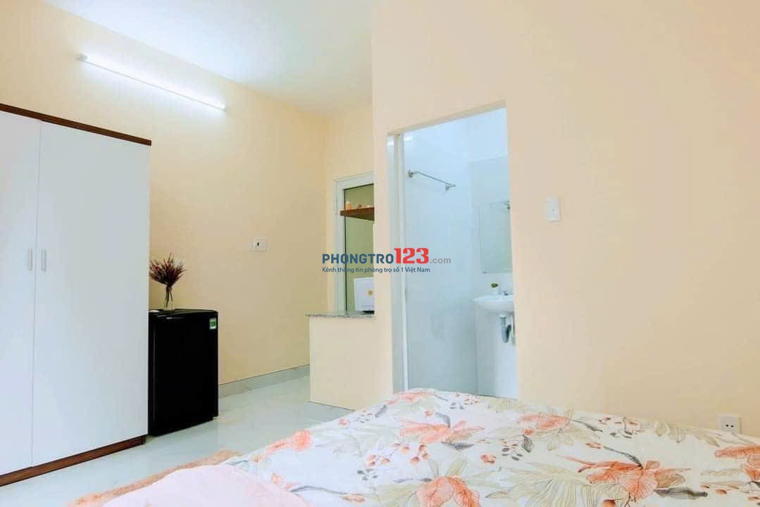 Phòng thang máy, cửa sổ thoáng đầy đủ nội thất quận phú nhuận