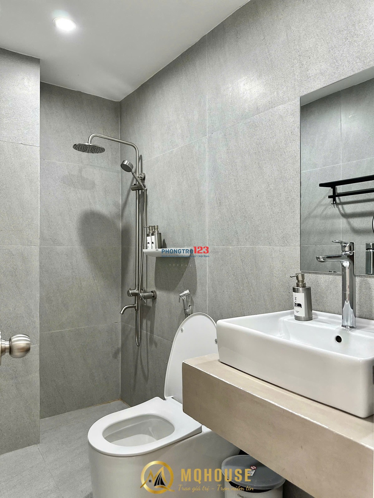 Cho thuê căn hộ trung tâm, ban công 45m2. Giặt Sấy Riêng, Gần Bason, Đh Nhân Văn