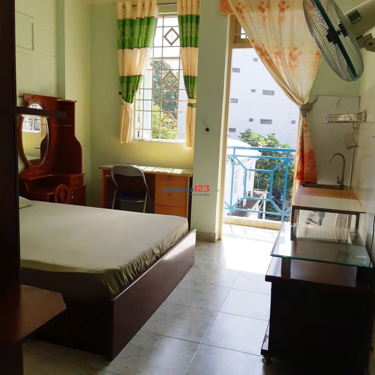 CHO NỮ THUÊ PHÒNG BAN CÔNG CỬA SỔ LỚN GẦN TRUNG TÂM QUẬN 1