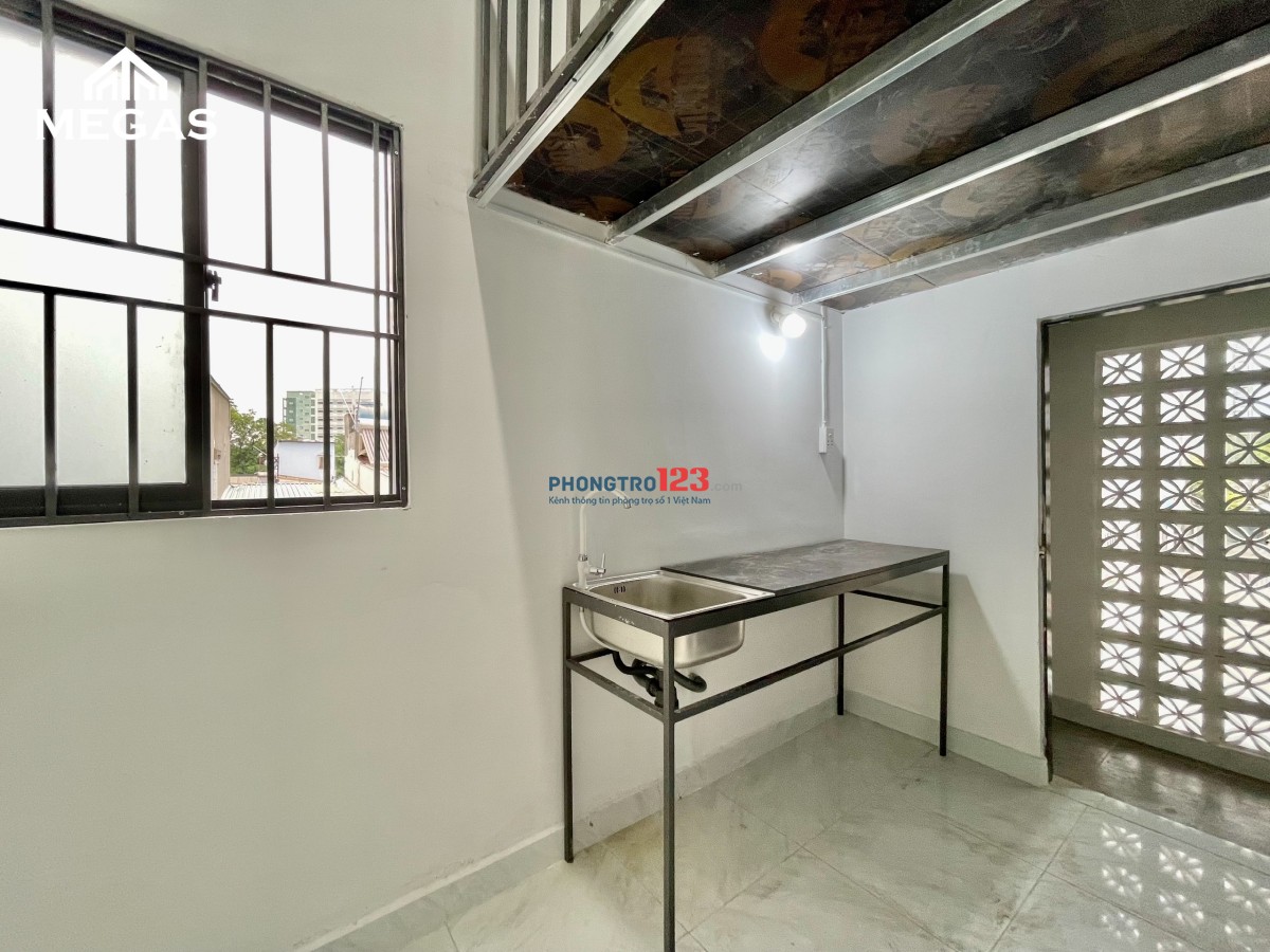 PHÒNG GÁC CAO - MÁY LẠNH - CỬA SỔ THOÁNG - NGAY CẦU VƯỢT NGÃ TƯ GA - ĐH NGUYỄN TẤT THÀNH