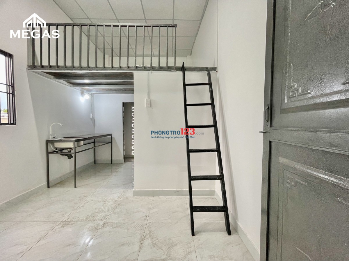 PHÒNG GÁC CAO - MÁY LẠNH - CỬA SỔ THOÁNG - NGAY CẦU VƯỢT NGÃ TƯ GA - ĐH NGUYỄN TẤT THÀNH