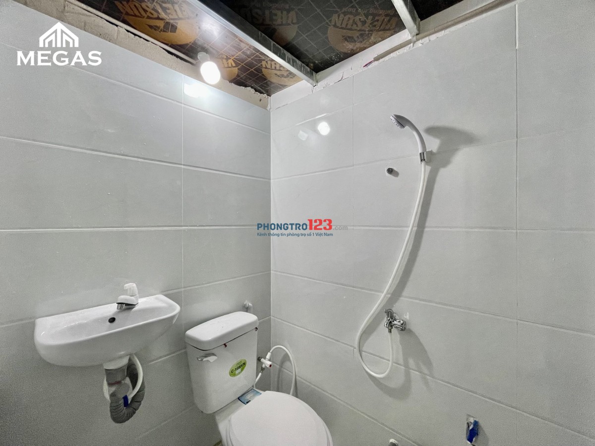 PHÒNG GÁC CAO - MÁY LẠNH - CỬA SỔ THOÁNG - NGAY CẦU VƯỢT NGÃ TƯ GA - ĐH NGUYỄN TẤT THÀNH