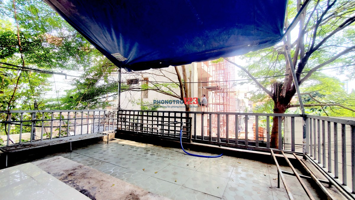 Phòng lớn ban công cực to, sẵn máy lạnh, khu cây xanh yên tĩnh !!!