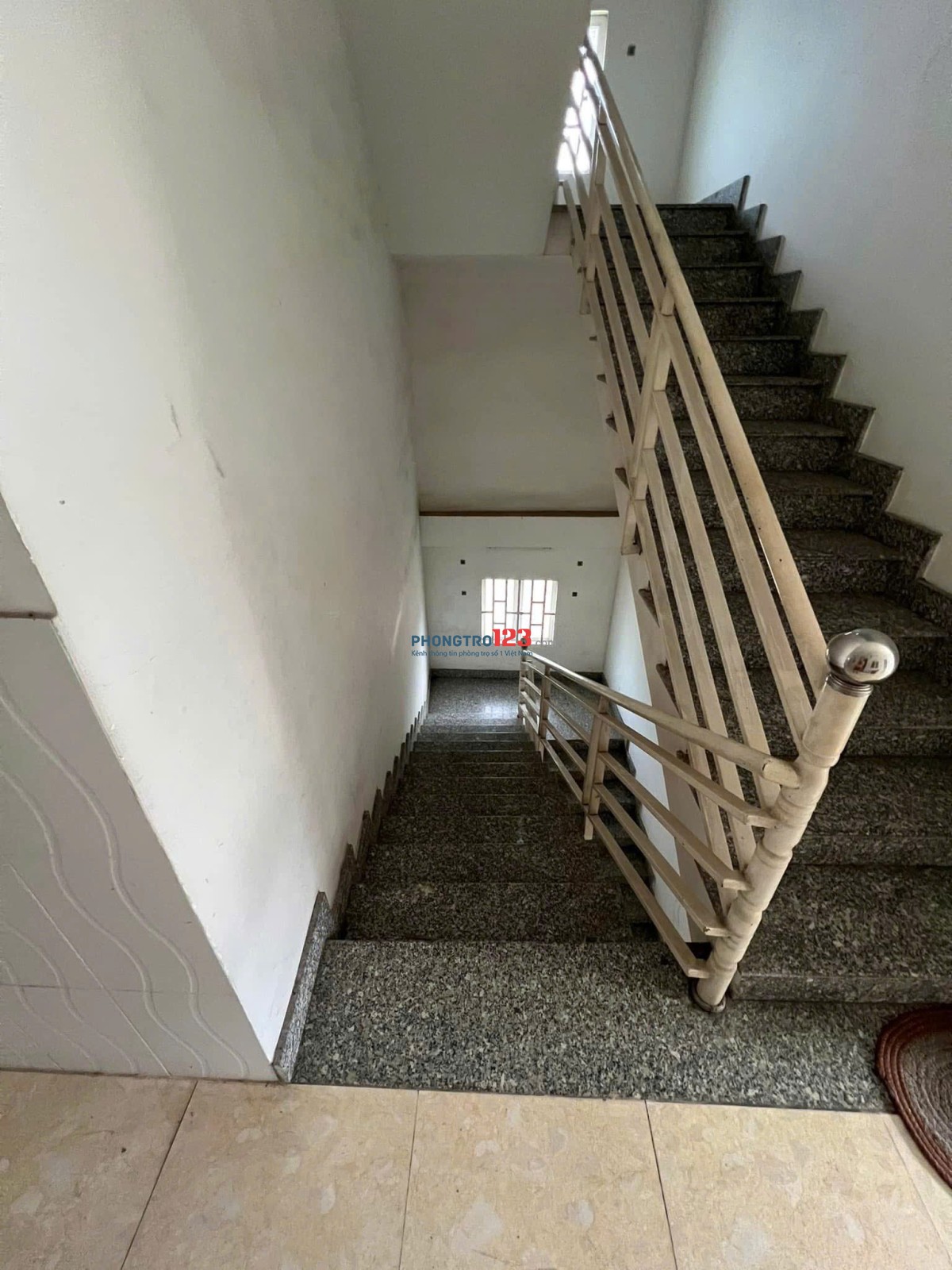Còn 1 phòng 18, 40m2 (ngăn làm 2 phòng thích hợp cho các bạn ở nhóm