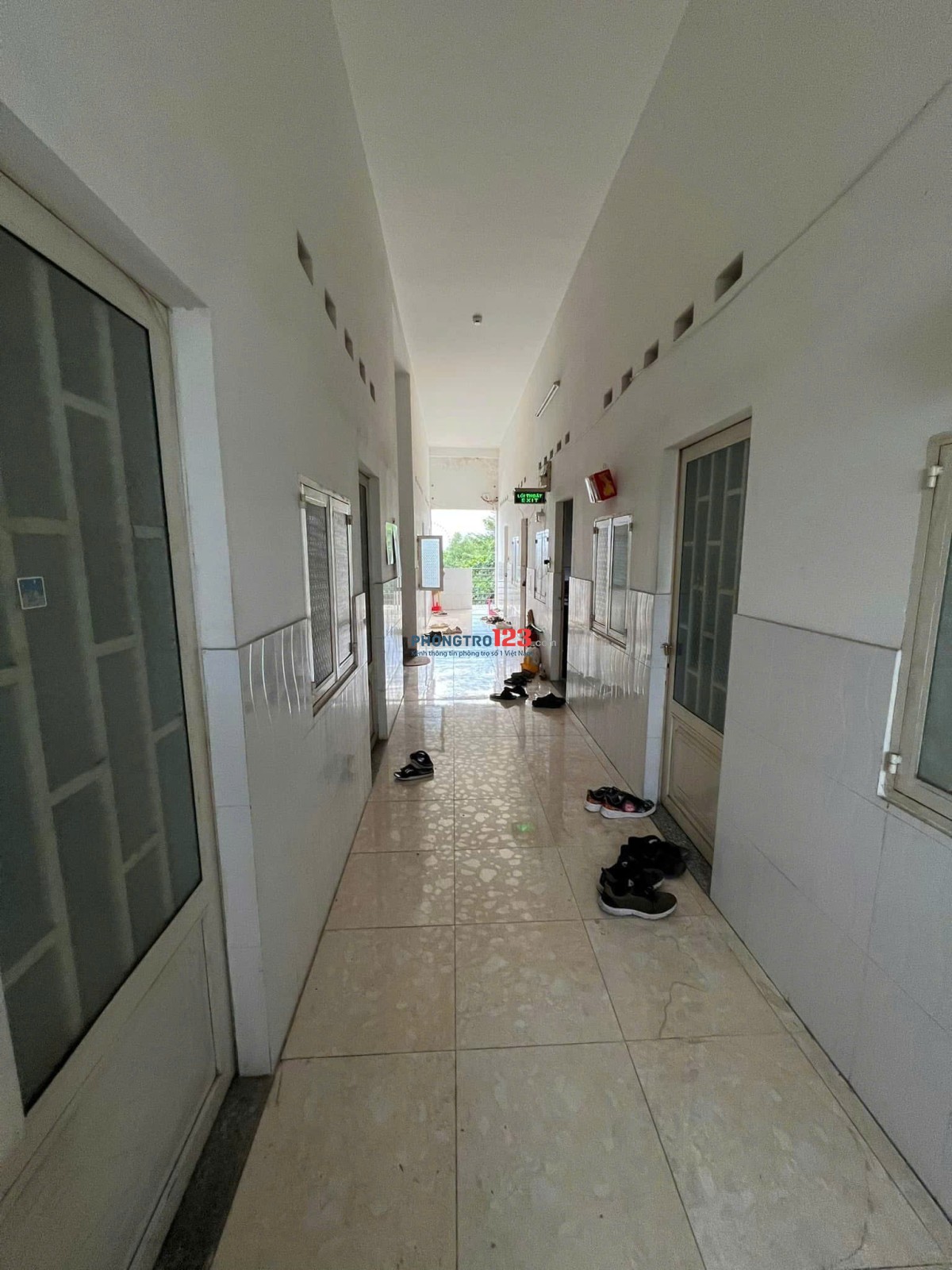 Còn 1 phòng 18, 40m2 (ngăn làm 2 phòng thích hợp cho các bạn ở nhóm