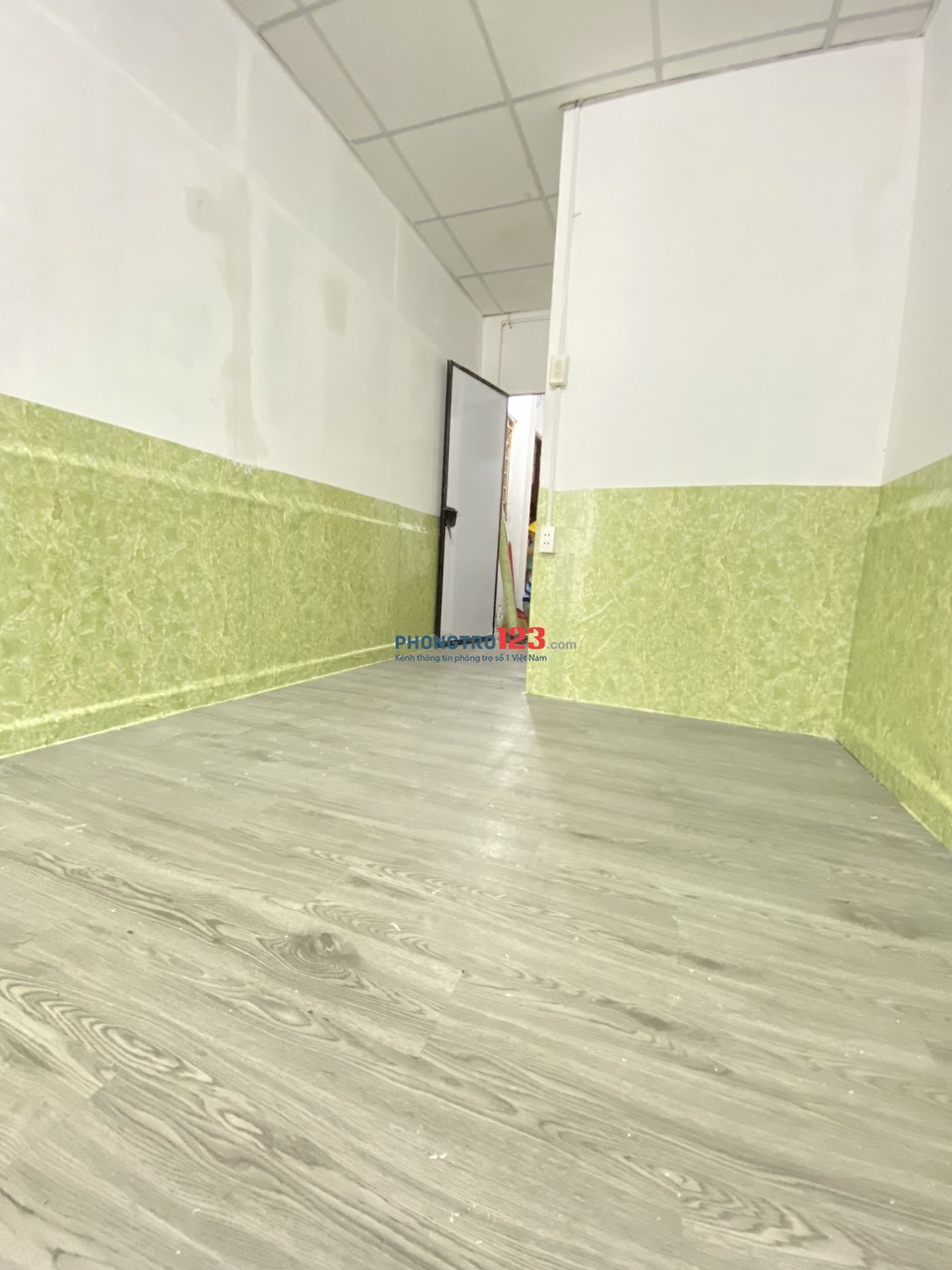 Phòng BAN CÔNG lớn,SẠCH SẼ THOÁNG MÁT, GIỜ TỰ DO GẦN NGUYỄN ĐÌNH CHIỂU