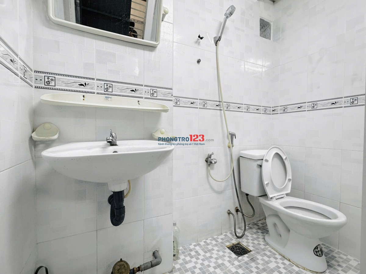 Phòng đầy đủ tiện nghi cửa sổ thoáng Phú Nhuận