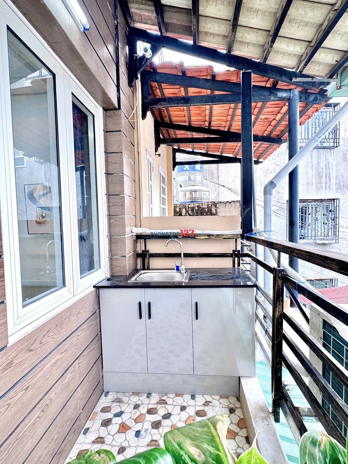 Phòng trọ mới xây nội thất mới 100% tách bếp ban công rộng 28m2 tại Nguyễn Lâm quận Phú Nhuận