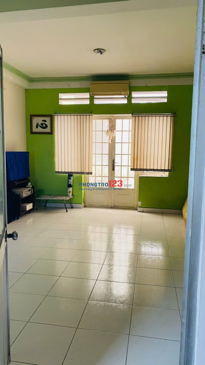 Cho thuê Phòng trọ Quận 1 :DT 32m2 (4m*8m), Toilet riêng. Phòng thoáng mát yên tỉnh. Nội thất đầy đủ