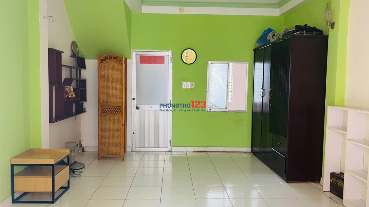 Cho thuê Phòng trọ Quận 1 :DT 32m2 (4m*8m), Toilet riêng. Phòng thoáng mát yên tỉnh. Nội thất đầy đủ